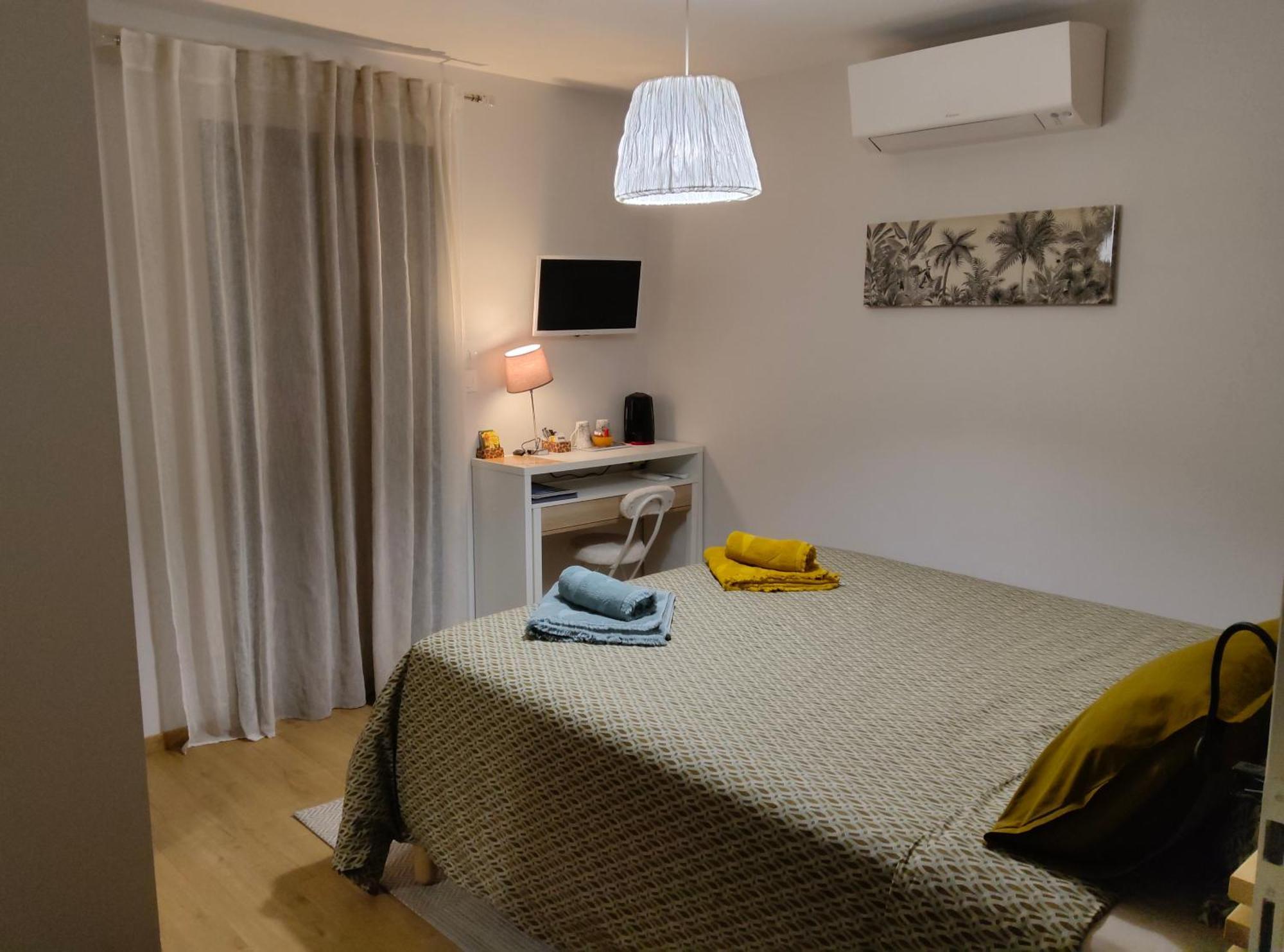 Du Cote De Chez Paule, Chambre Avec Entree Independante Et Salle D'Eau Privative Séméac エクステリア 写真