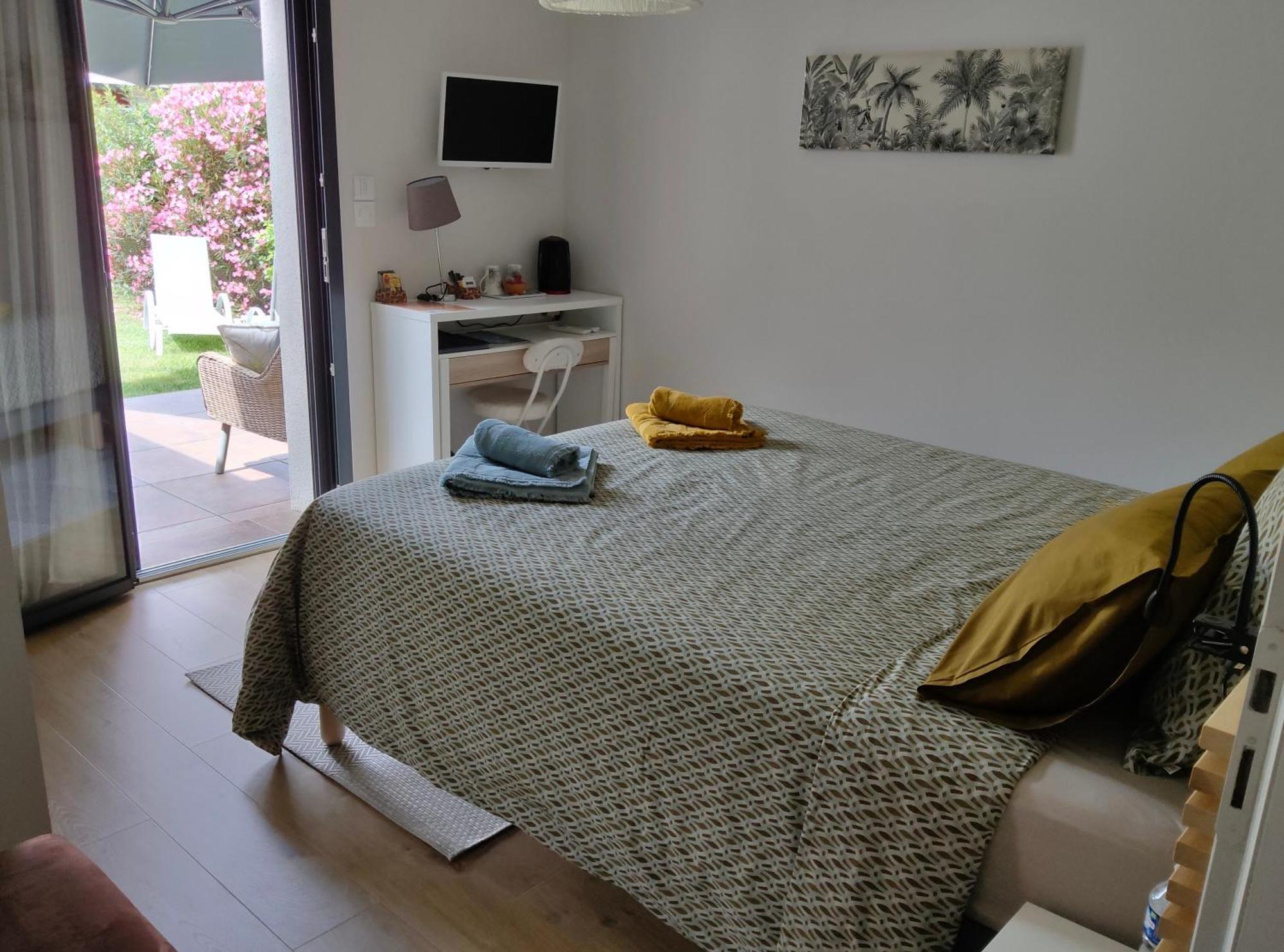 Du Cote De Chez Paule, Chambre Avec Entree Independante Et Salle D'Eau Privative Séméac エクステリア 写真