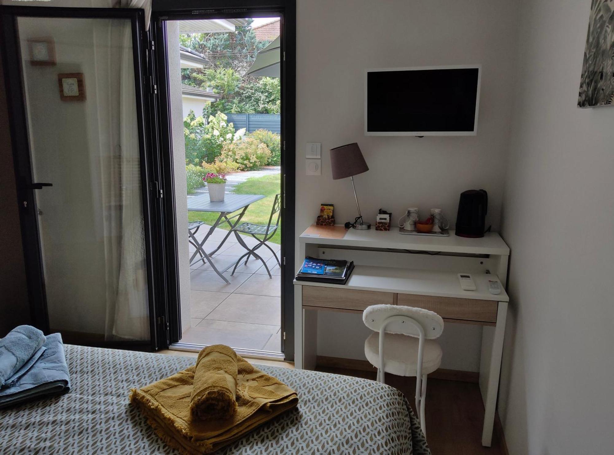 Du Cote De Chez Paule, Chambre Avec Entree Independante Et Salle D'Eau Privative Séméac エクステリア 写真